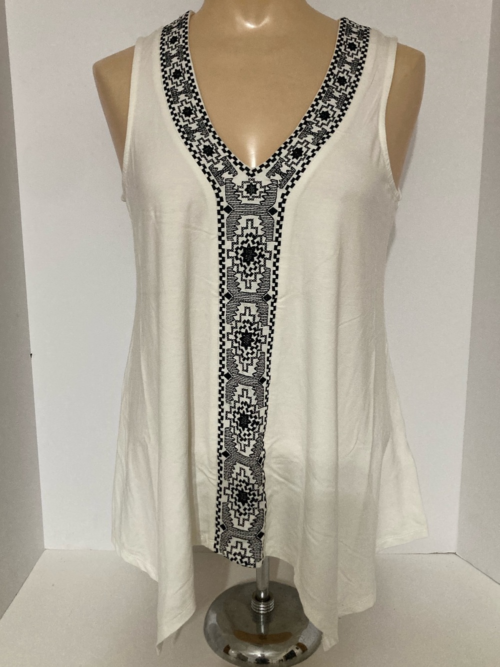 White Sleeveless V-Neck Top w/Black Embroidery. Item# SSbl10